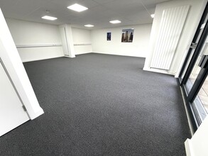Howard Rd, Stanmore to rent Interior Photo- Image 2 of 13
