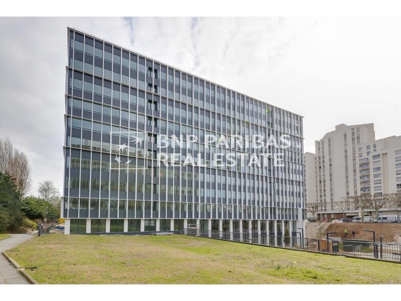 11 Avenue Dubonnet, Courbevoie to rent - Building Photo - Image 2 of 17