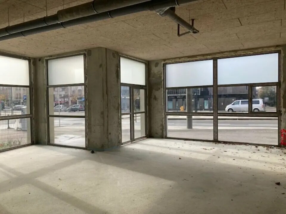 Retail in Ivry-sur-Seine to rent Building Photo- Image 1 of 8
