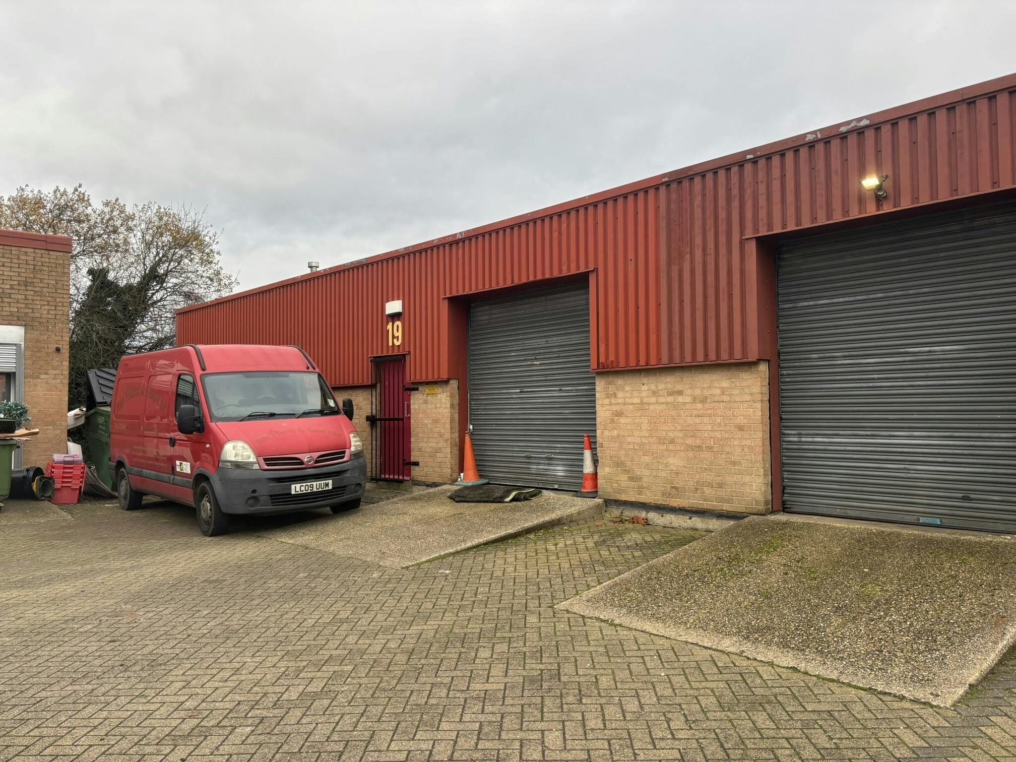 Unit 19, Longshot Industrial Estate, Bracknell to rent Building Photo- Image 1 of 5