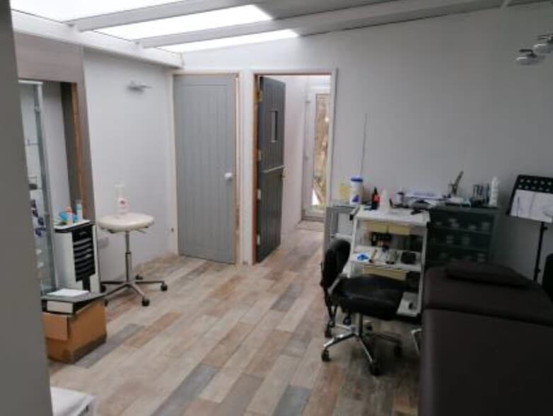 77 St. James St, Newport for sale - Interior Photo - Image 2 of 3