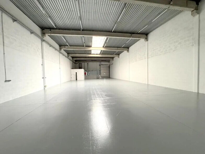 Light Industrial in Éragny to rent - Interior Photo - Image 2 of 23