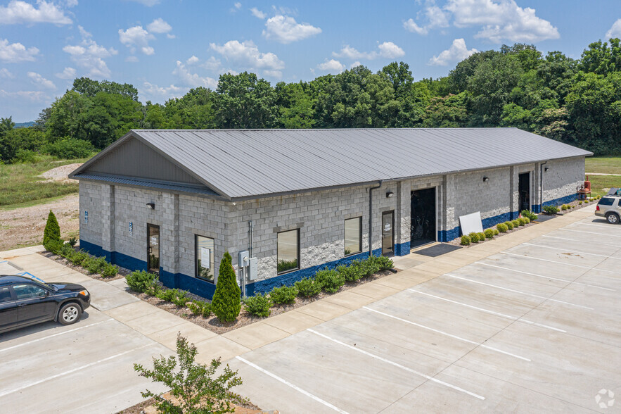 194 Theta Pike, Columbia, TN for sale - Primary Photo - Image 1 of 1