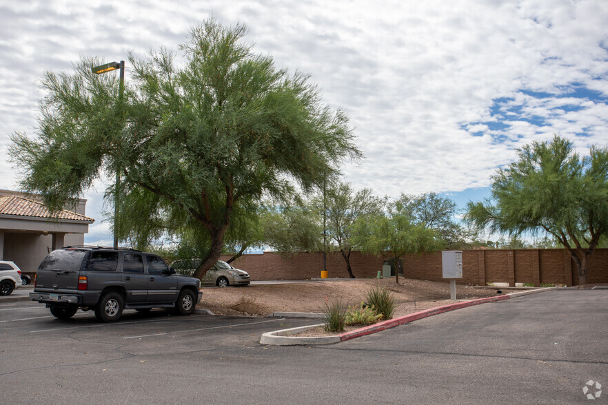 W Valencia Rd, Tucson, AZ for rent - Building Photo - Image 1 of 8