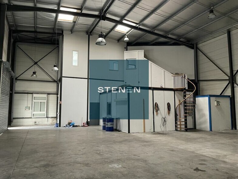 Industrial in Aubagne to rent - Interior Photo - Image 2 of 9