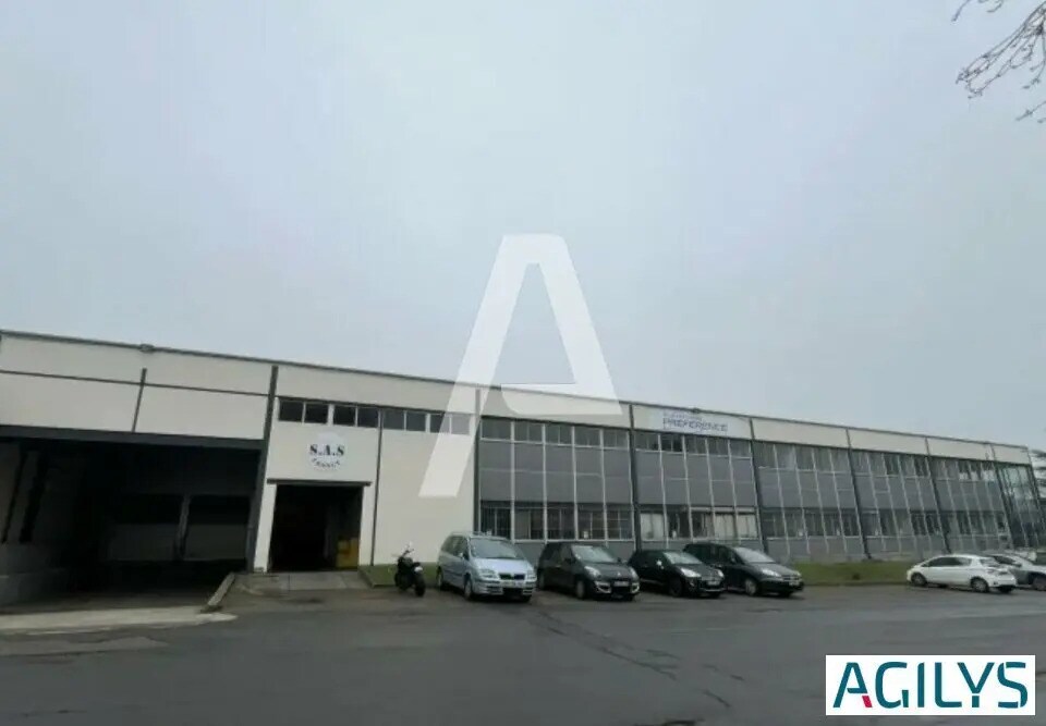 Location Entrepôt 6 300 m² - Photo 1