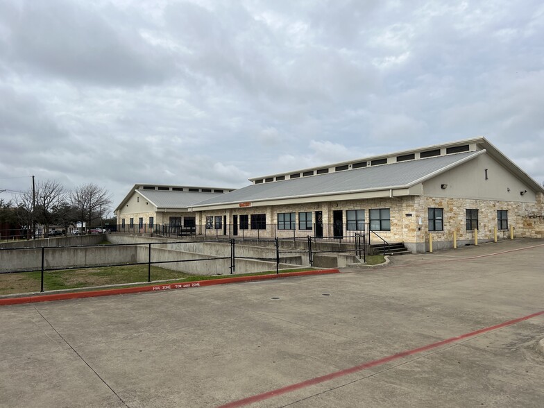 1050 Meadows Dr, Round Rock, TX for rent - Building Photo - Image 1 of 12