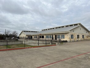 1050 Meadows Dr, Round Rock, TX for rent Building Photo- Image 1 of 13