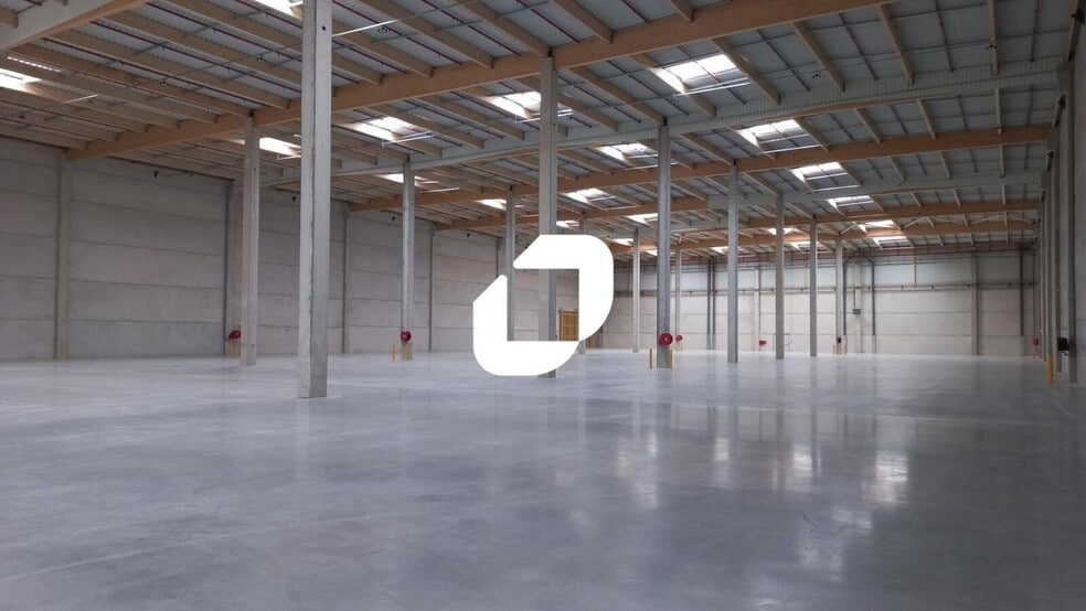 Light Industrial in Nanteuil-le-Haudouin to rent - Interior Photo - Image 3 of 20