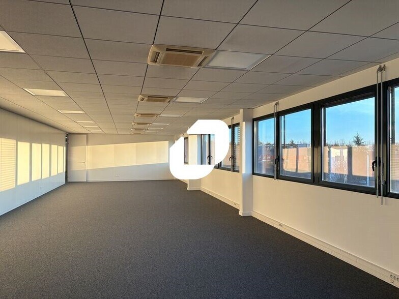 Office in Saint-Priest to rent - Building Photo - Image 2 of 14