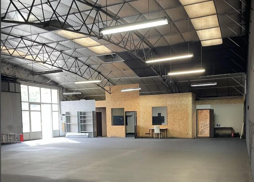 Industrial in Nantes to rent - Building Photo - Image 1 of 5