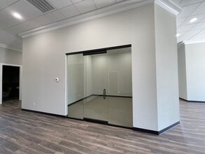 6427 Highway 105, Conroe, TX to rent Interior Photo- Image 2 of 13