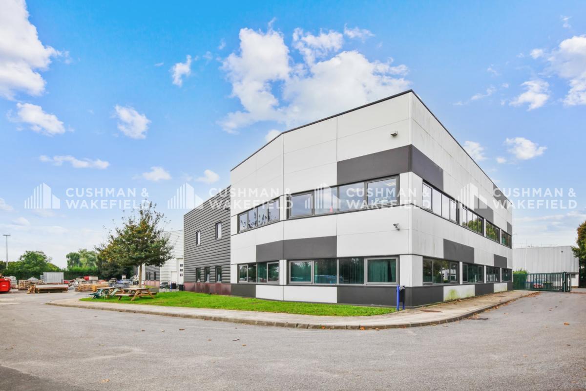 2 Avenue Des 3 Peuples, Montigny-le-Bretonneux to rent Building Photo- Image 1 of 15