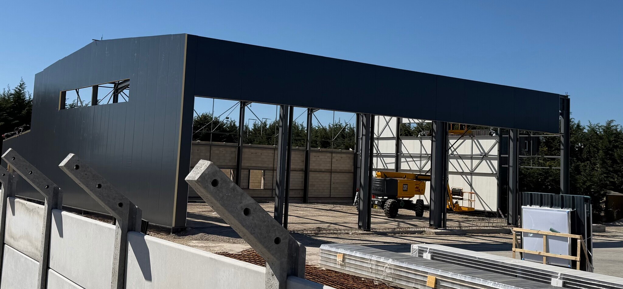 Industrial in Frépillon to rent Building Photo- Image 1 of 3