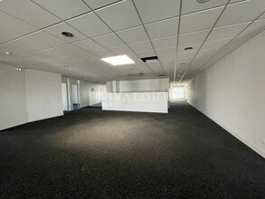 Office in Champagne-au-Mont-d'Or to rent Interior Photo- Image 2 of 10