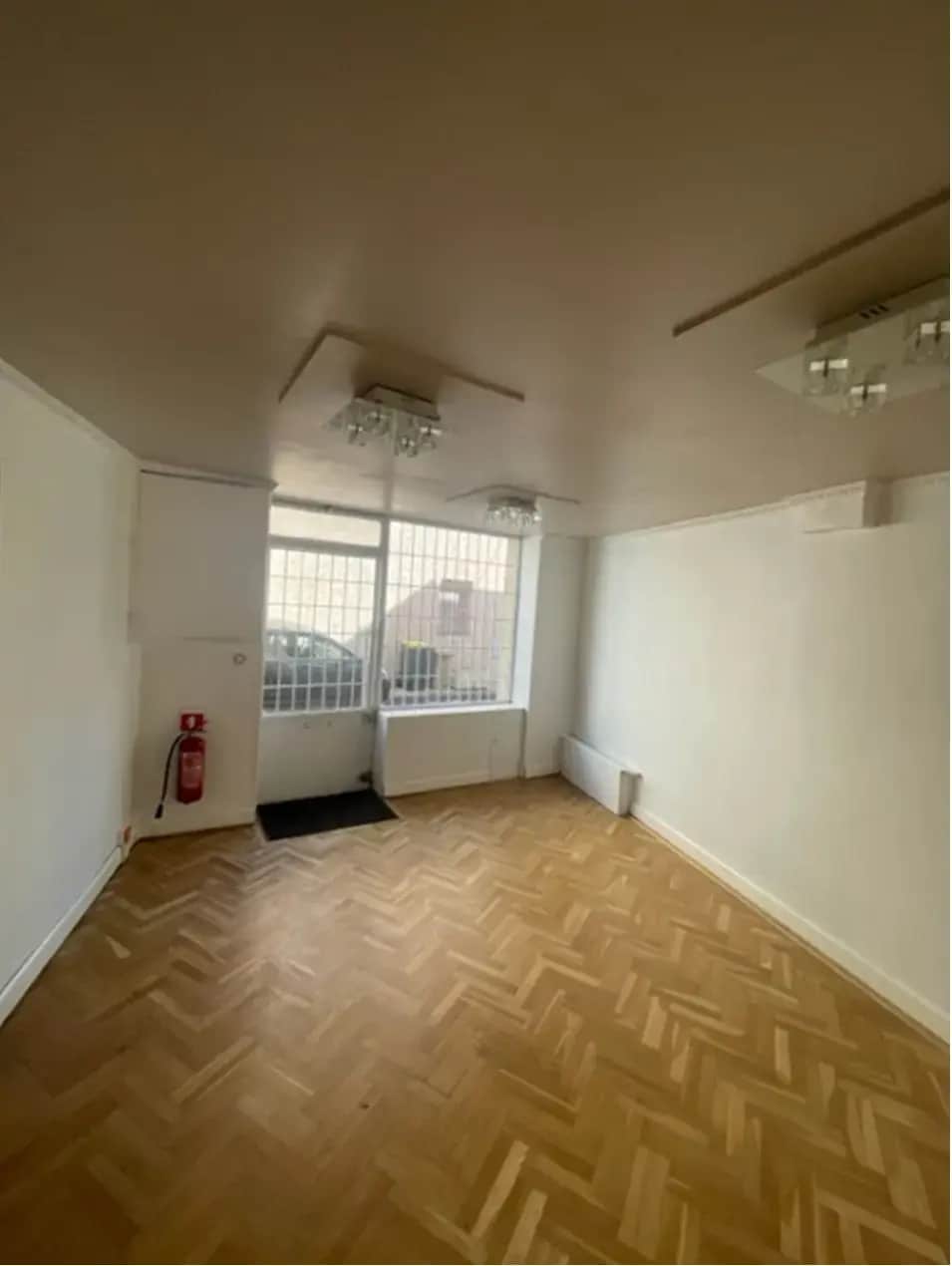 Retail in Vernaison to rent Interior Photo- Image 1 of 3