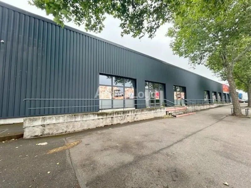 Vente Commerce 850 m² - Photo 1