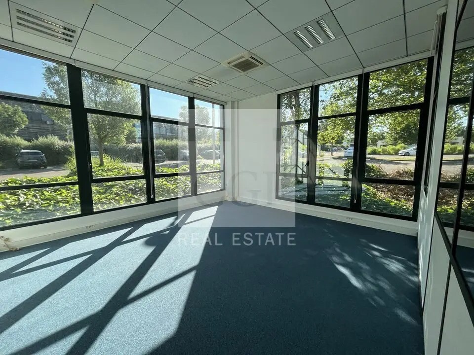 Office in Saint-Priest to rent Interior Photo- Image 1 of 7