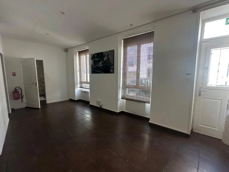 Retail in Boulogne-Billancourt to rent - Building Photo - Image 2 of 6