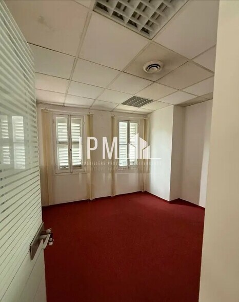 Office in Marseille for sale - Interior Photo - Image 2 of 3