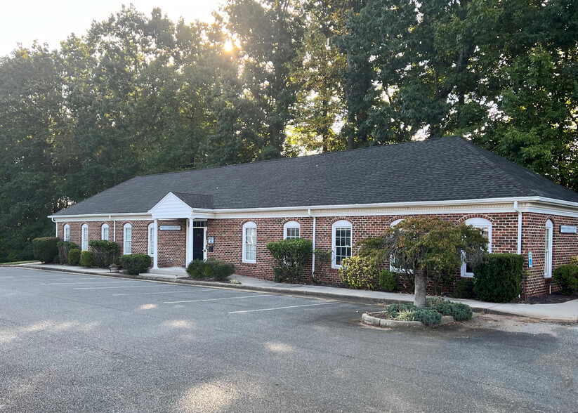 302 Enterprise Dr, Forest, VA for rent - Building Photo - Image 1 of 2