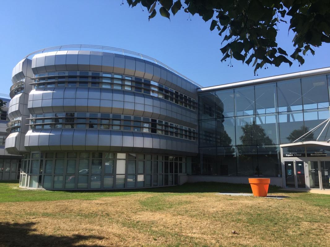 Office in Poissy to rent Building Photo- Image 1 of 32