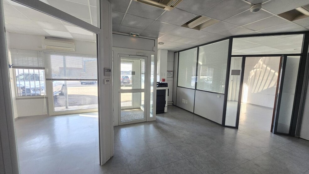 Light Industrial in La Farlède to rent - Interior Photo - Image 3 of 7