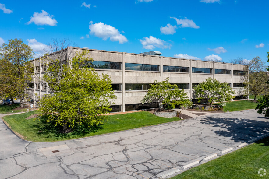 125 N Executive Dr, Brookfield, WI for rent - Building Photo - Image 1 of 5