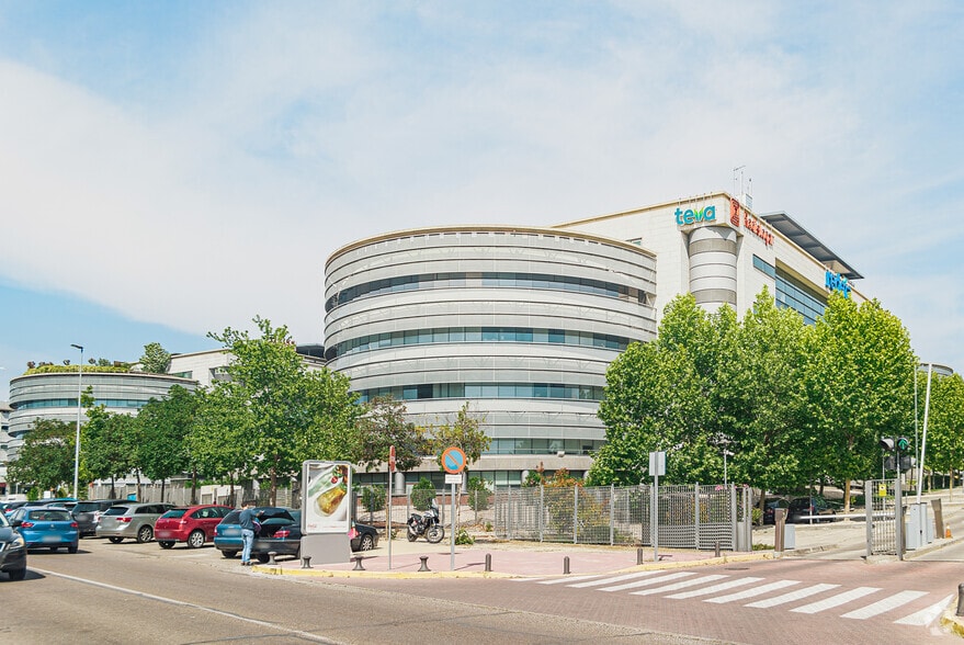 Office in Alcobendas, Madrid to rent - Primary Photo - Image 1 of 4