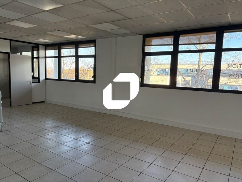 Office in Bron to rent - Interior Photo - Image 2 of 5
