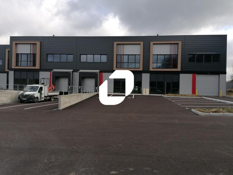 Light Industrial in Saint-Laurent-de-Mure to rent - Building Photo - Image 1 of 9