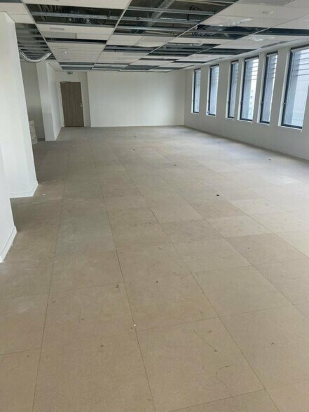 Office in Décines-Charpieu to rent - Interior Photo - Image 3 of 7