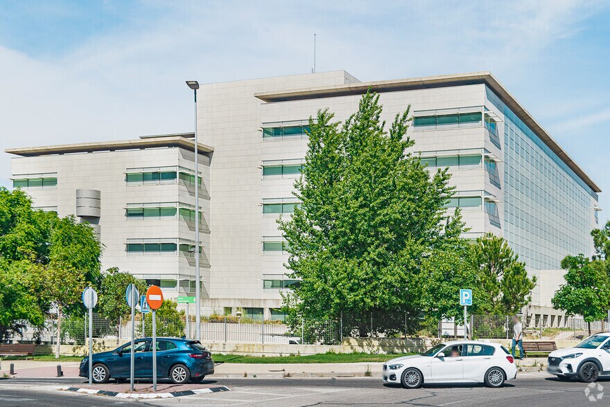 Calle de Anabel Segura, 7, Alcobendas, Madrid to rent - Building Photo - Image 2 of 4