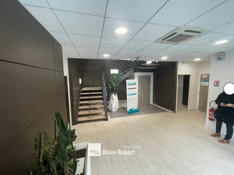18 Chemin Des Cuers, Dardilly to rent - Lobby - Image 3 of 6