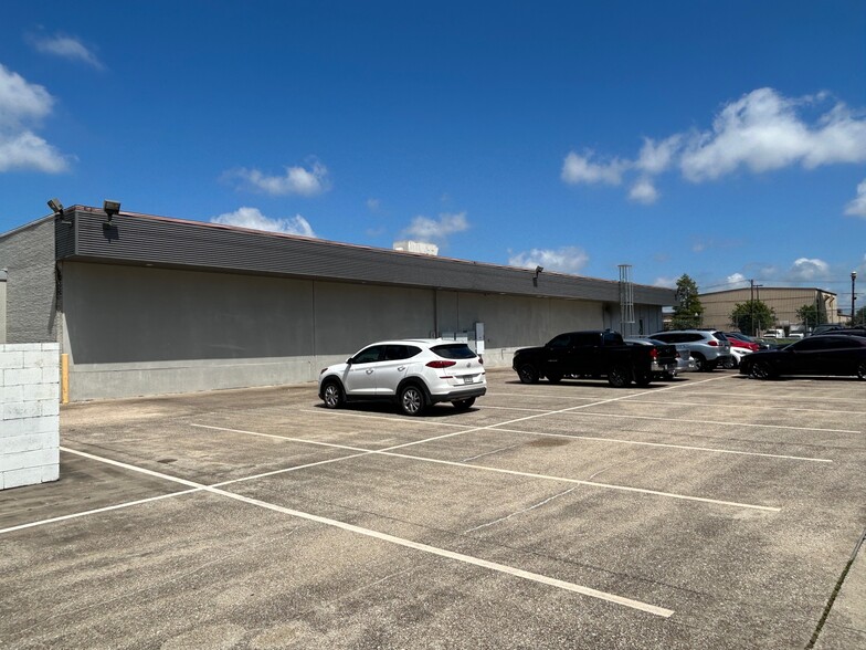 2990 Laurel St, Beaumont, TX for rent - Building Photo - Image 2 of 11