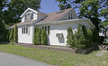 304 Larkfield Rd, East Northport, NY for sale Primary Photo- Image 1 of 8