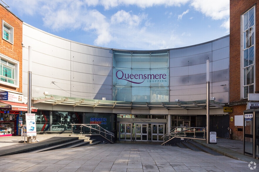 High St, Slough to rent - Primary Photo - Image 1 of 7