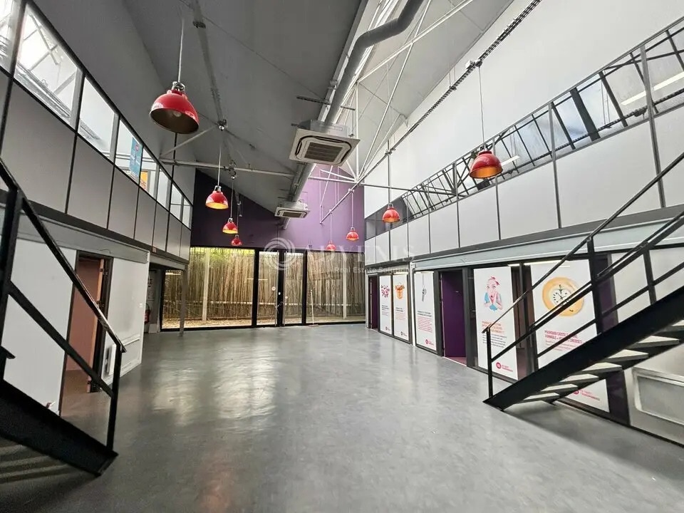 Office in Montreuil to rent Building Photo- Image 1 of 8