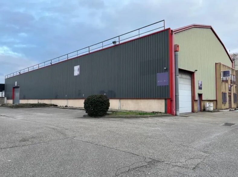Light Industrial in Vénissieux to rent - Building Photo - Image 3 of 10