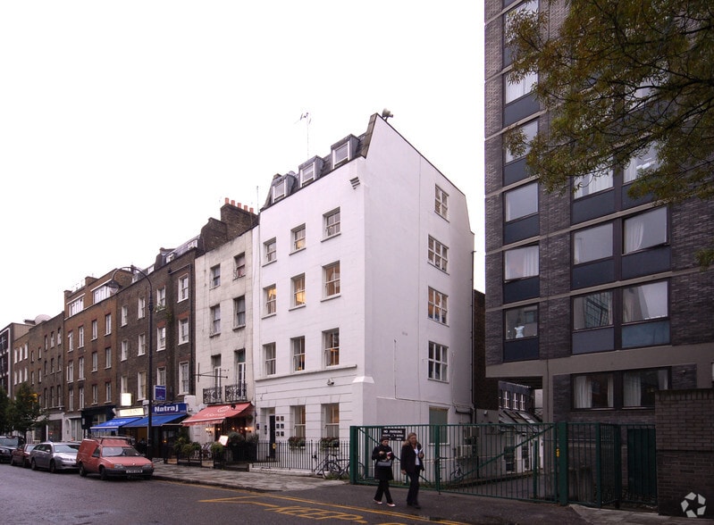 97 Charlotte St, London to rent - Building Photo - Image 2 of 4