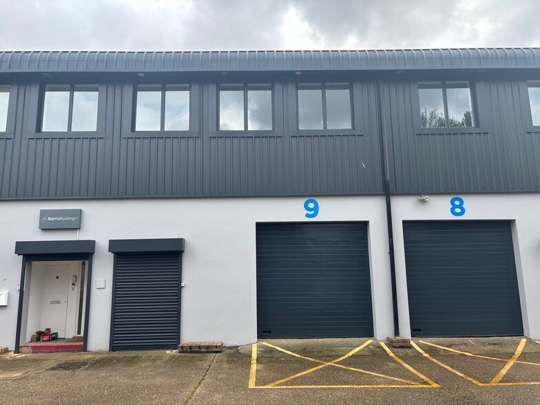 131 Aurelia Rd, Croydon to rent - Building Photo - Image 2 of 8