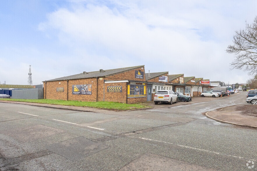 2 Clifton Rd, Huntingdon to rent - Building Photo - Image 3 of 4