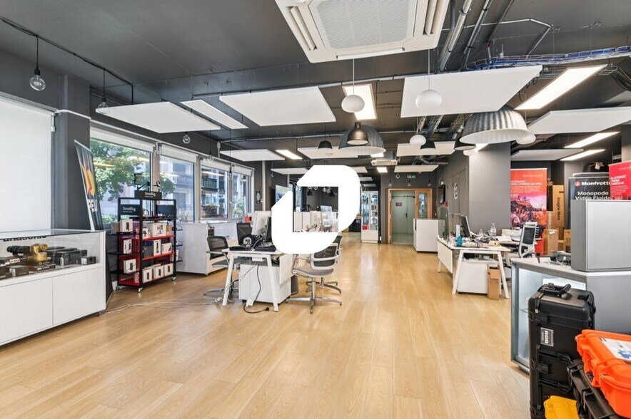 12 Villa Des Fleurs, Courbevoie to rent - Interior Photo - Image 2 of 12