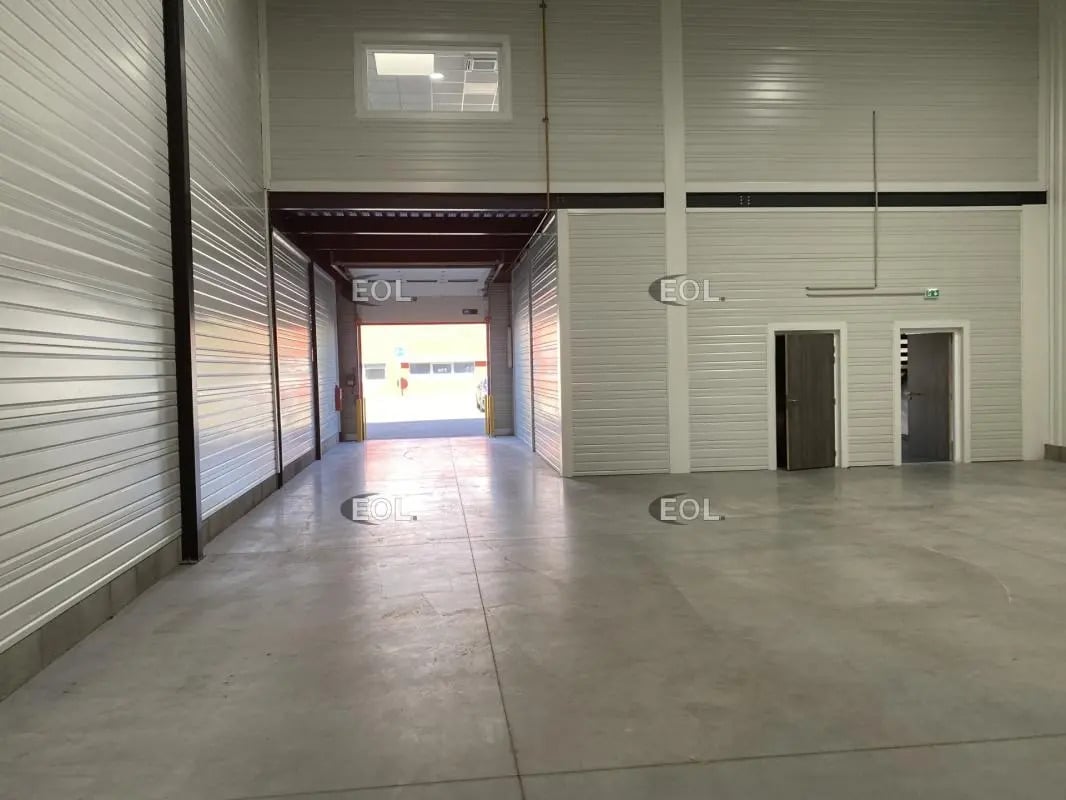 Light Industrial in Saint-Priest to rent Interior Photo- Image 1 of 18