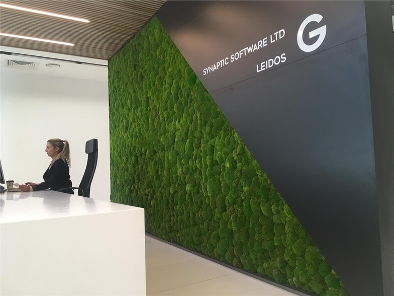 Parkway, Fareham to rent - Lobby - Image 2 of 2