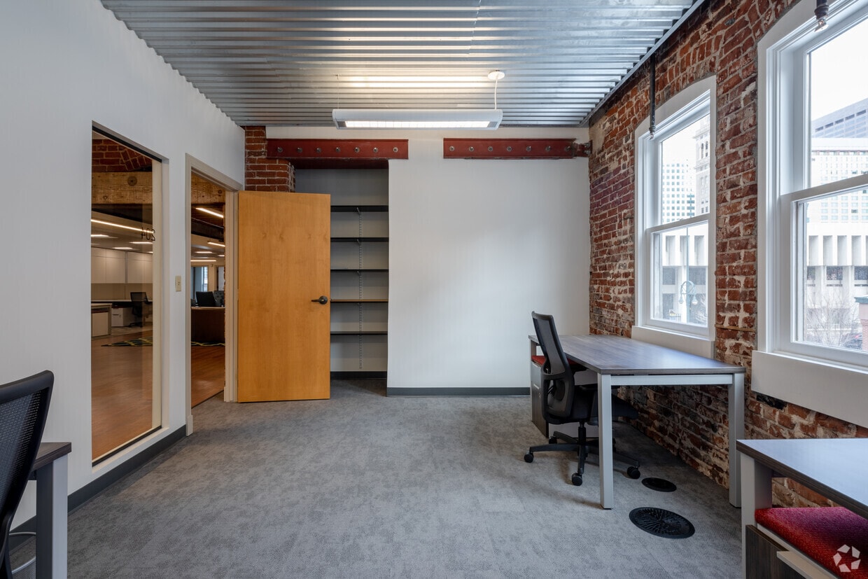 1512 Curtis St, Denver, CO to rent Interior Photo- Image 1 of 3