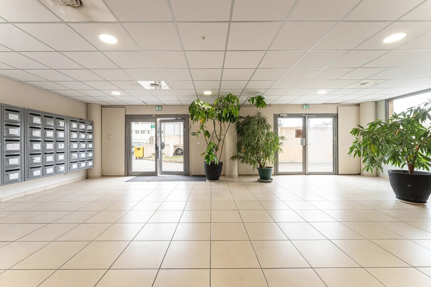 Office in Marseille for sale - Lobby - Image 2 of 8