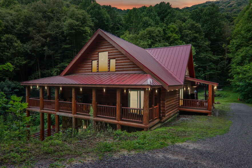 4501 Cove Creek Rd, Waynesville, NC for sale - Primary Photo - Image 1 of 63