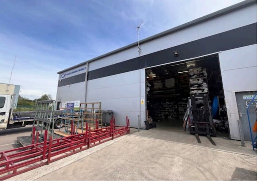 Smeaton Clos, Aylesbury for sale - Building Photo - Image 2 of 14