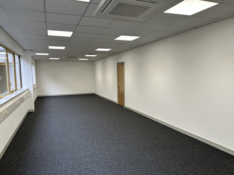 105 Frank Lester Way way, Luton to rent - Interior Photo - Image 3 of 6